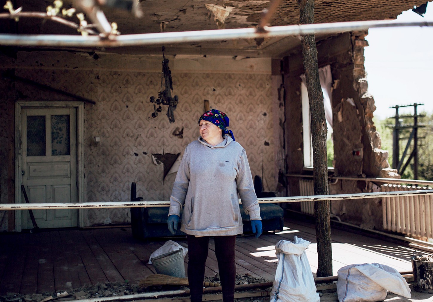 Olga fra Ukraine står midt i resterne af sit hjem